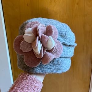 Grey and pink La Fenice woolen hat, handmade in Florence, Italy. Pink rosette.
